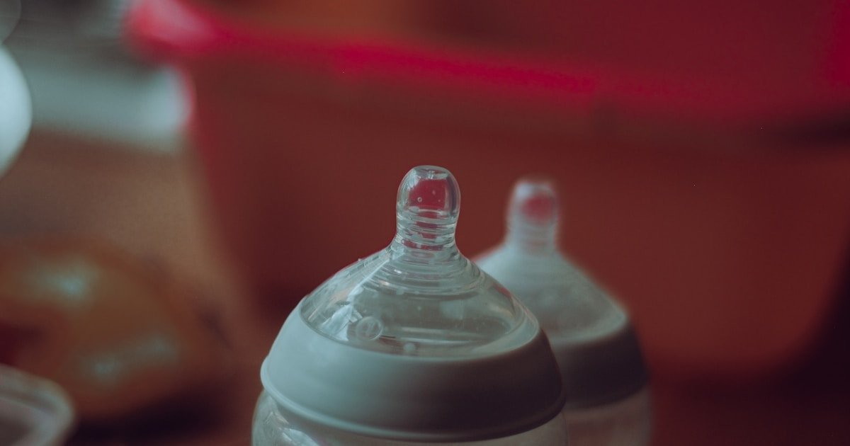 Formula Feeding Schedule by Age: 0-12 Months Complete Guide